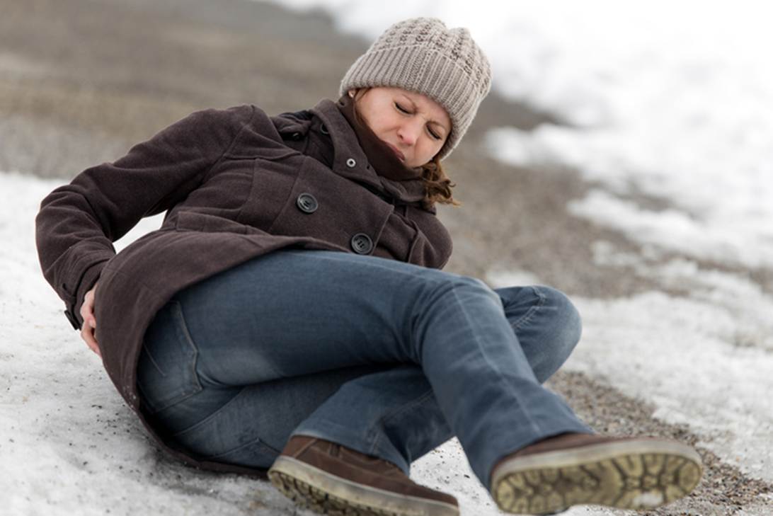 A person falling down on the snow
AI-generated content may be incorrect.